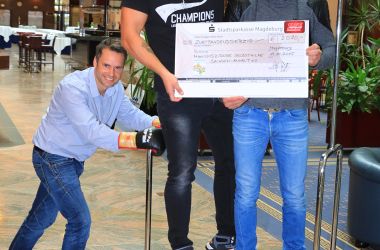 Uebergabe Spendenscheck SES Boxing im MAritim Hotel Magdeburg 2015.JPG